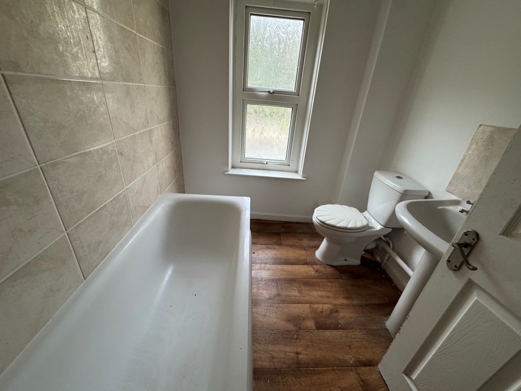 Lot: 103 - FOUR-BEDROOM SEMI-DETACHED HOUSE - Bathroom